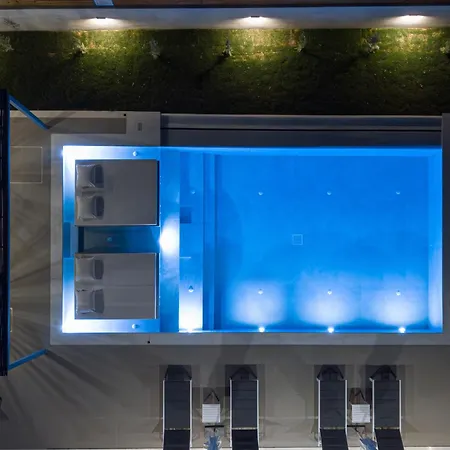 Xenia, Relaxing Pool *