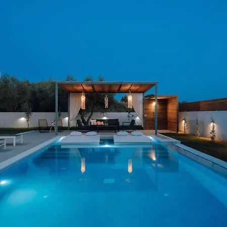 Xenia, Relaxing Pool *