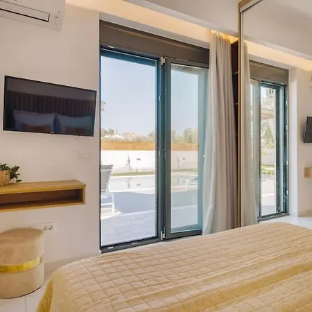 Xenia, Relaxing Private Pool & Hydromassage By Mindyourvilla Gaitani