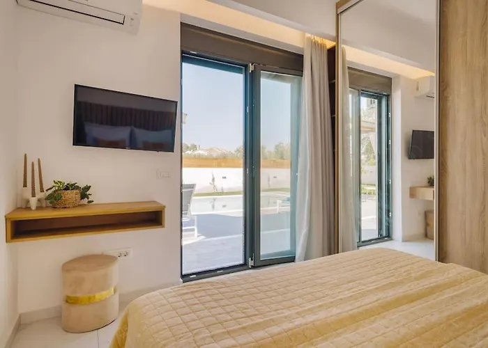 Xenia, Relaxing Private Pool & Hydromassage By Mindyourvilla Gaitani